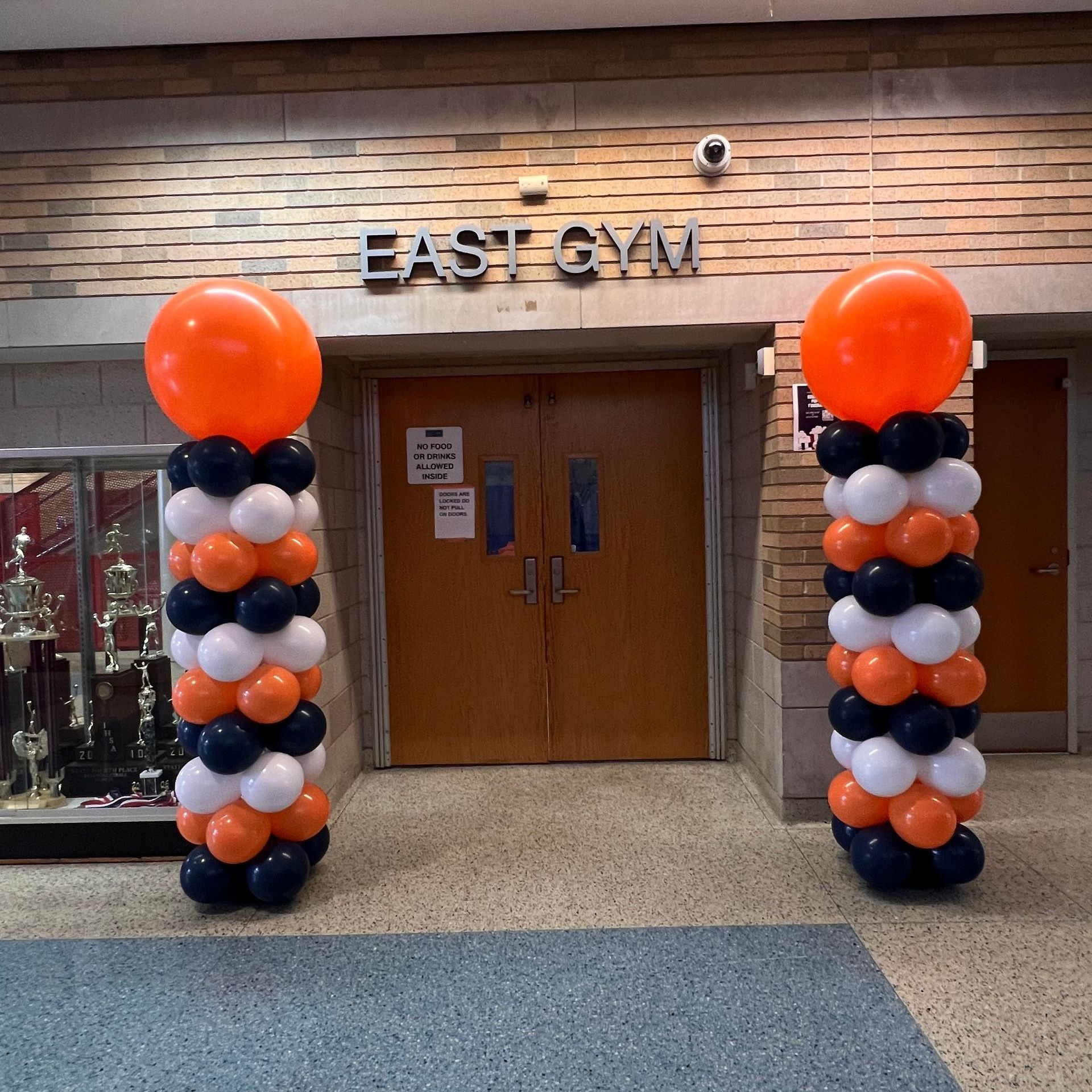Classic balloon columns with a stacked design, topped with 24-inch latex balloons, creating a grand opening statement. Perfect for event entrances and celebrations.