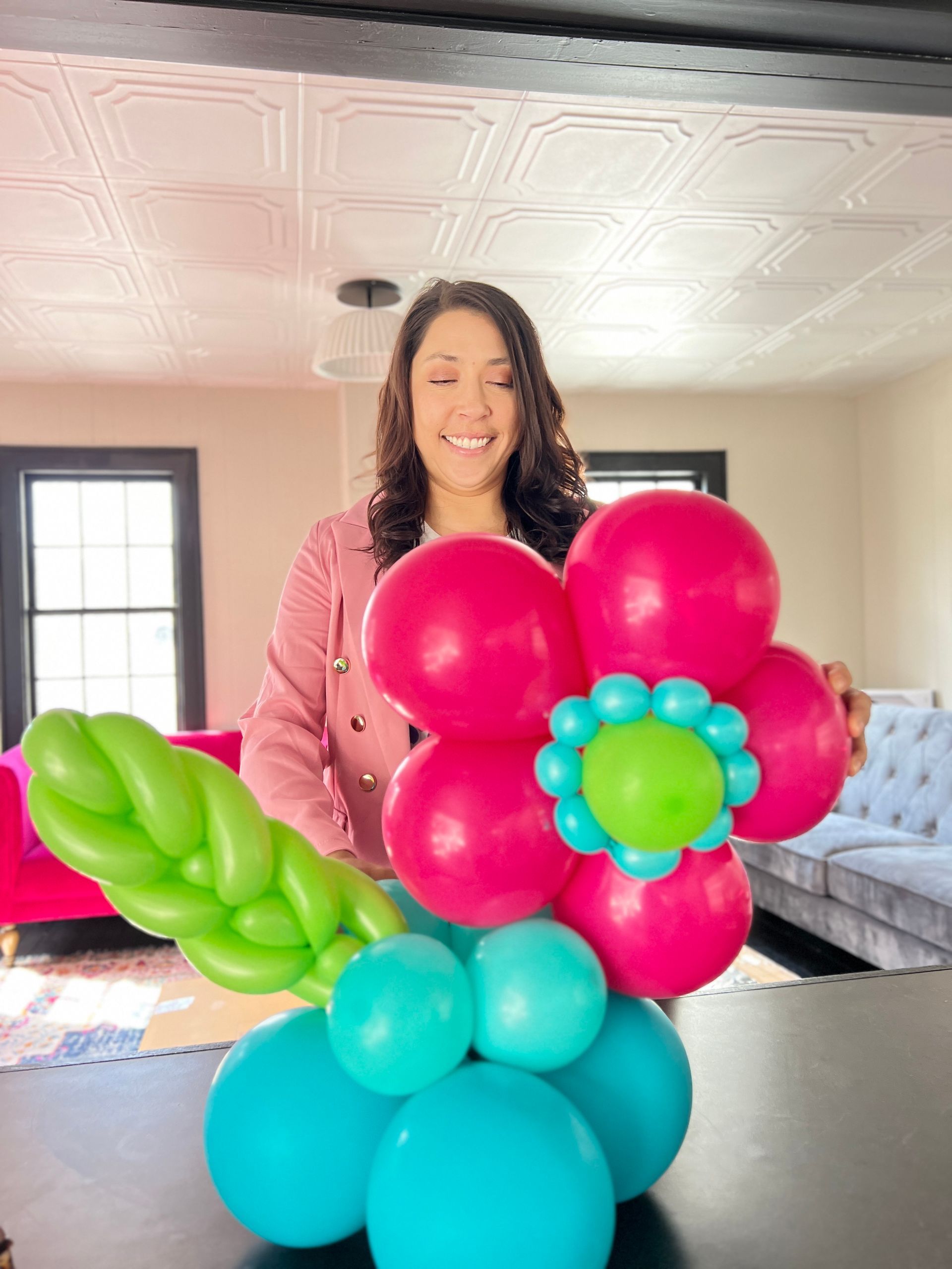 Shanna creating a flower balloon base for balloon delivery