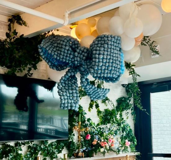 jumbo balloon bow sculpture
