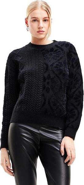 Donna con maglione nero e pantaloni di pelle nera.