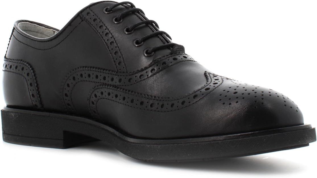 Scarpa oxford nera con punta a coda di rondine.