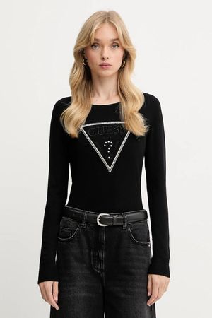 Donna che indossa un maglione nero con logo in cristallo, jeans neri e cintura.