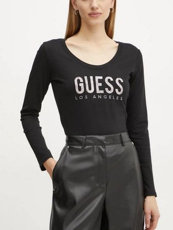 Donna in piedi con camicia nera a maniche lunghe con logo 