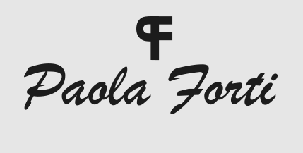 Logo di Paola Forti con il simbolo PF stilizzato sopra il testo corsivo.