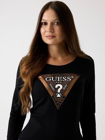 Donna che indossa una maglietta nera a maniche lunghe con il logo 