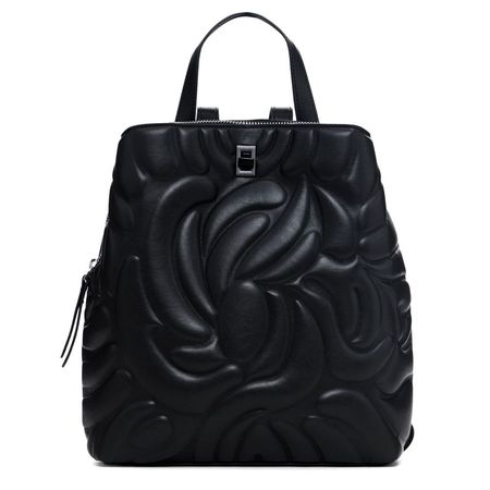 Zaino in pelle nera con motivo floreale in rilievo e manico superiore.