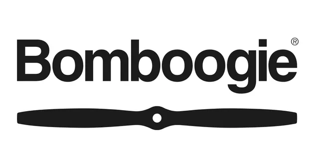 Logo del marchio Bomboogie, con testo sopra un'elica nera.