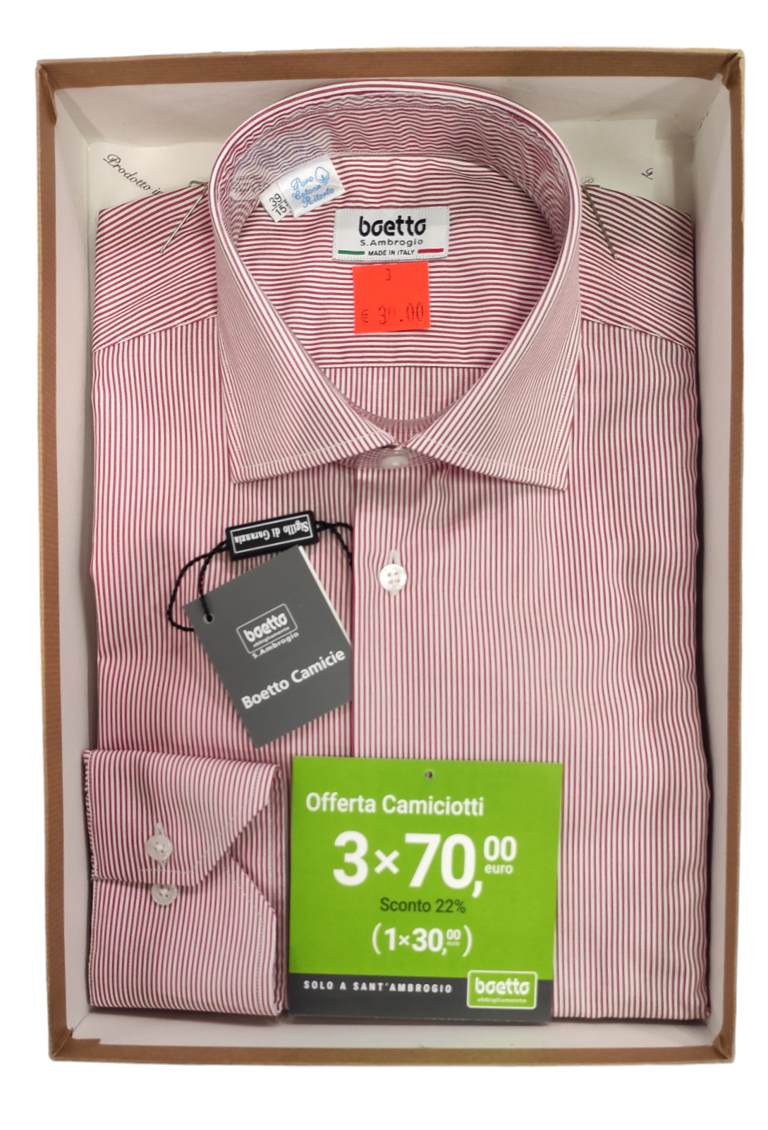 Camicia elegante a righe rosse e bianche in una scatola con etichette.