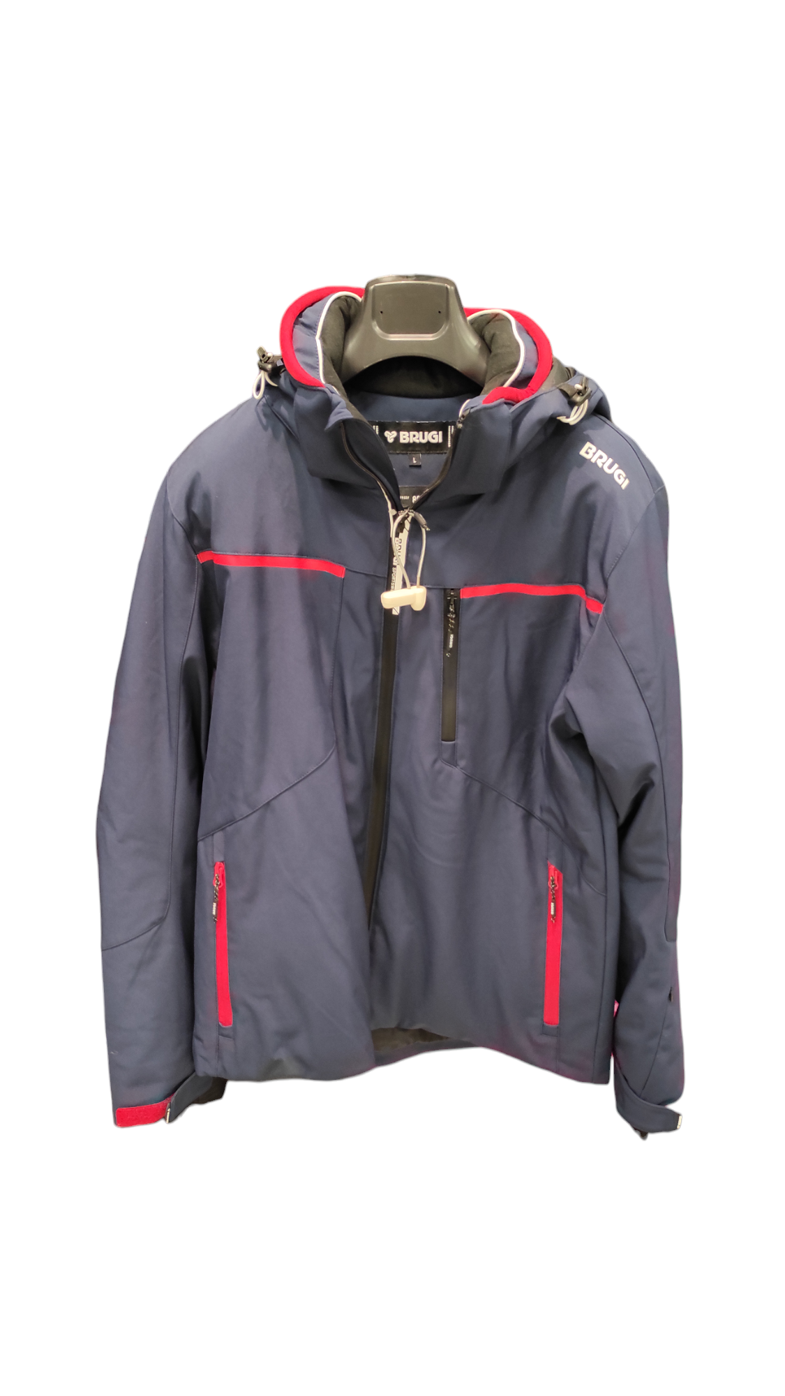 Giacca invernale blu navy e rossa con cappuccio, appesa a una gruccia nera.