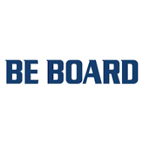 "BE BOARD" scritto in grassetto, in lettere blu scuro su sfondo bianco.