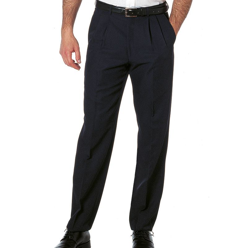 Uomo con pantaloni eleganti blu scuro a pieghe e cintura nera.