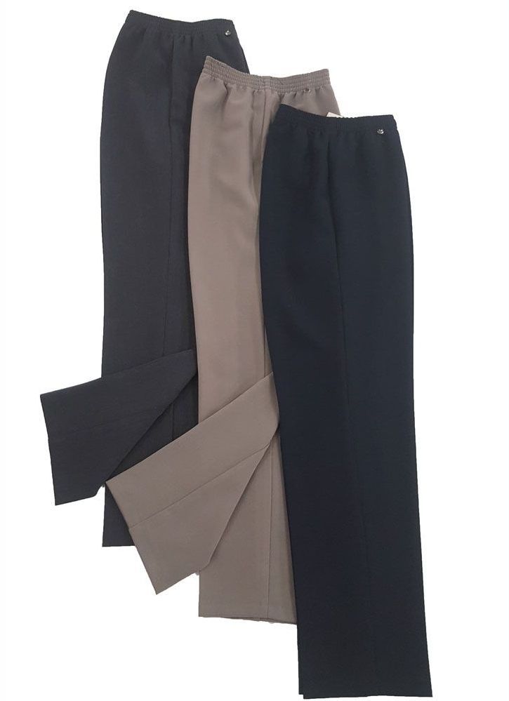 Tre paia di pantaloni neri, beige e blu scuro, con uno spacco laterale vicino alle caviglie.