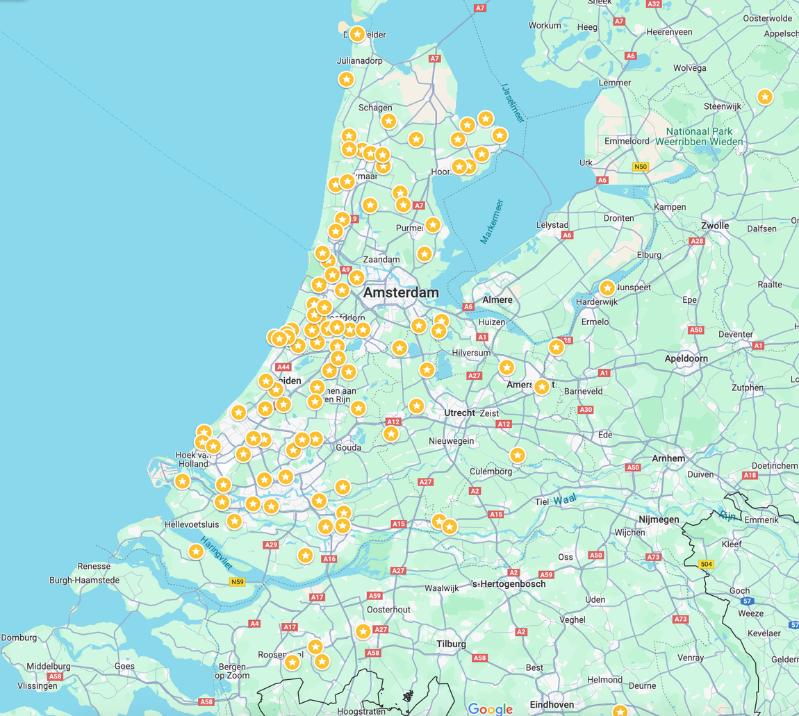 Kaart van Nederland met veel gele locatiemarkeringen, geclusterd in de westelijke en noordelijke regio's.