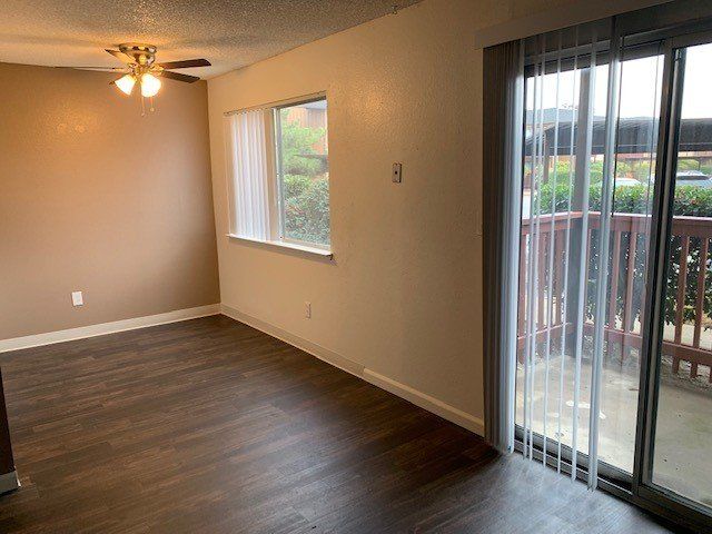 Lincoln Pointe living room