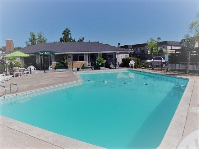 Lincoln Pointe pool