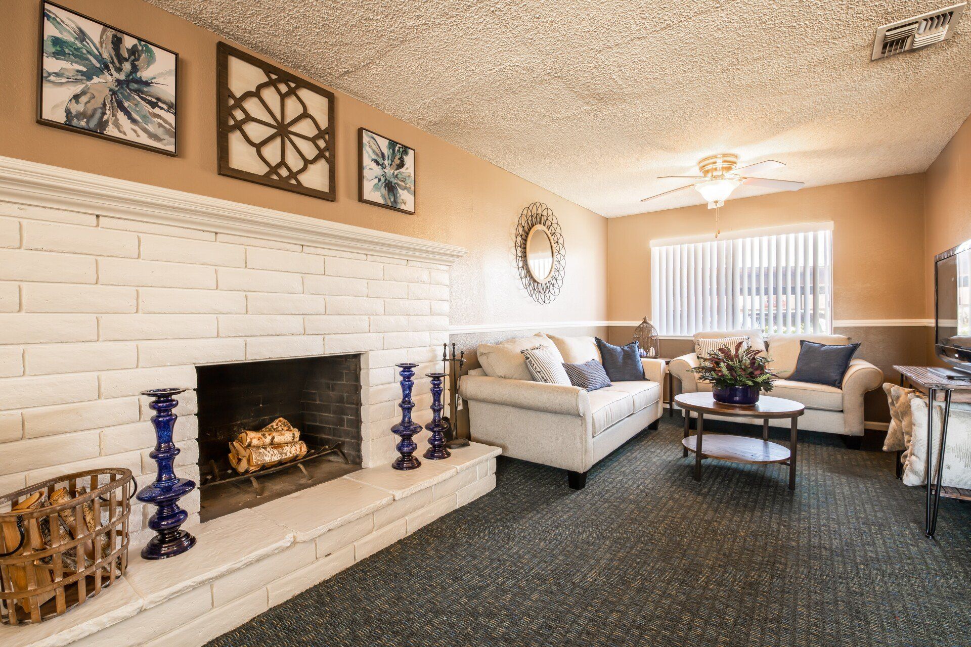 Lincoln Pointe living room