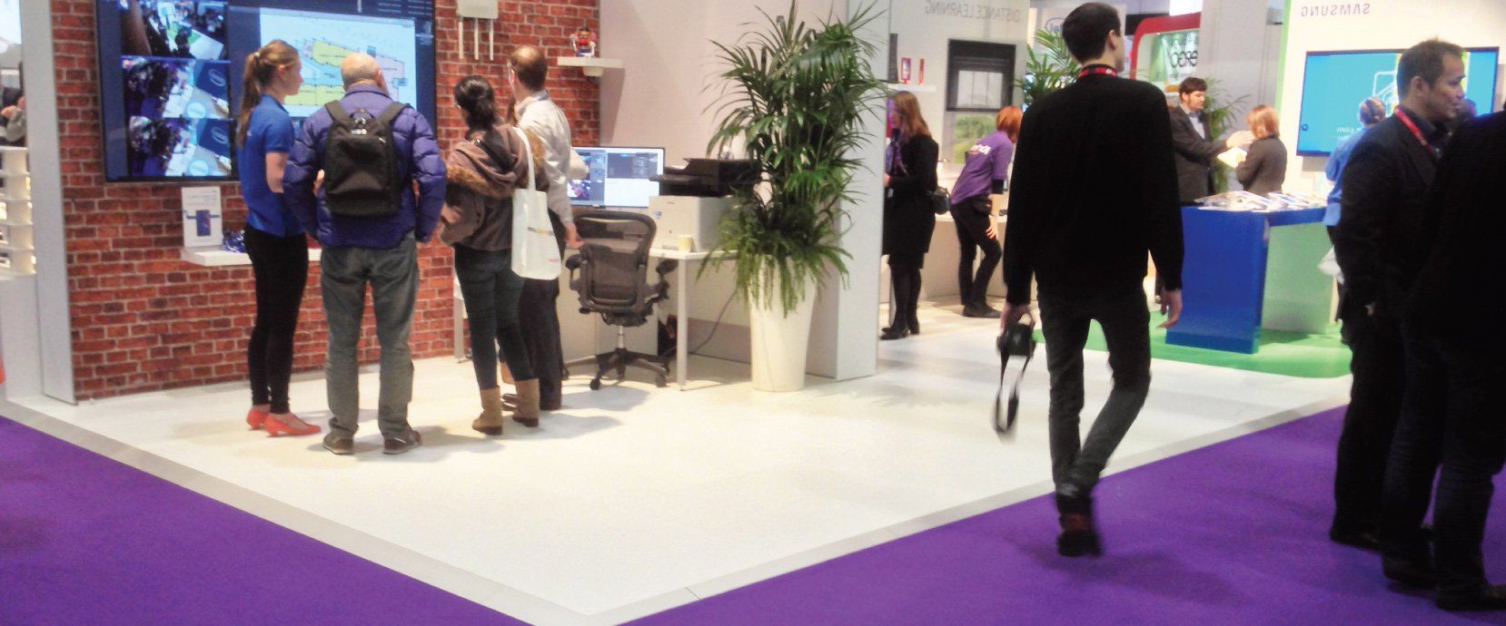 Exhibition Floor system in whiite with sloping edges
