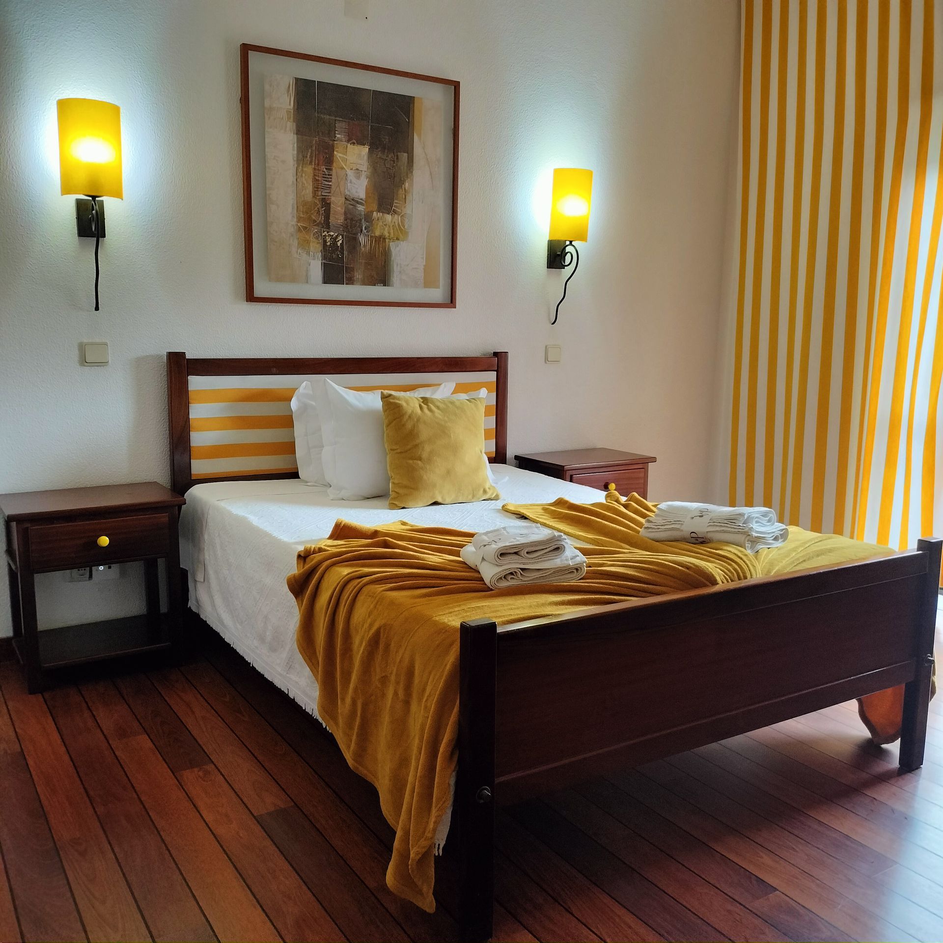 Um quarto com uma cama e um quadro na parede