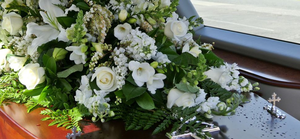Composizione floreale bianca con gigli e orchidee
