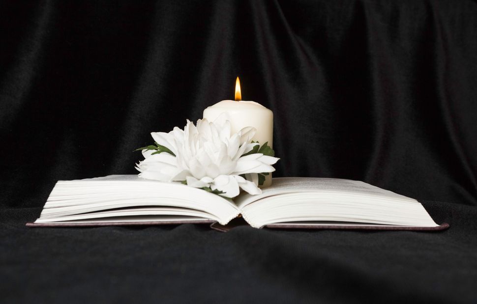 Manifesto funebre elegante su sfondo neutro