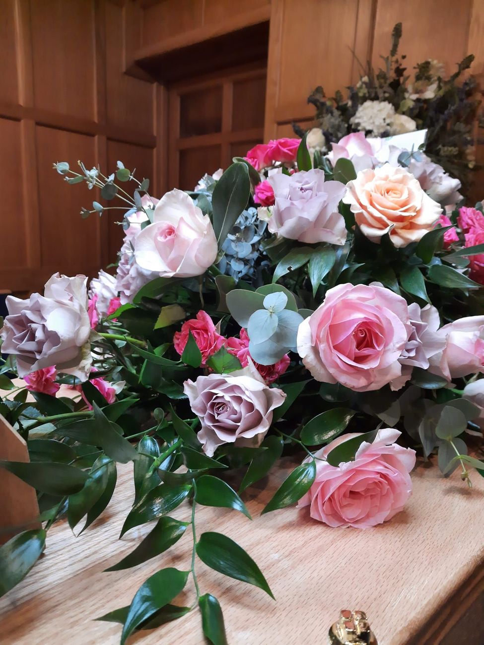 Corona funebre con rose bianche per cerimonia
