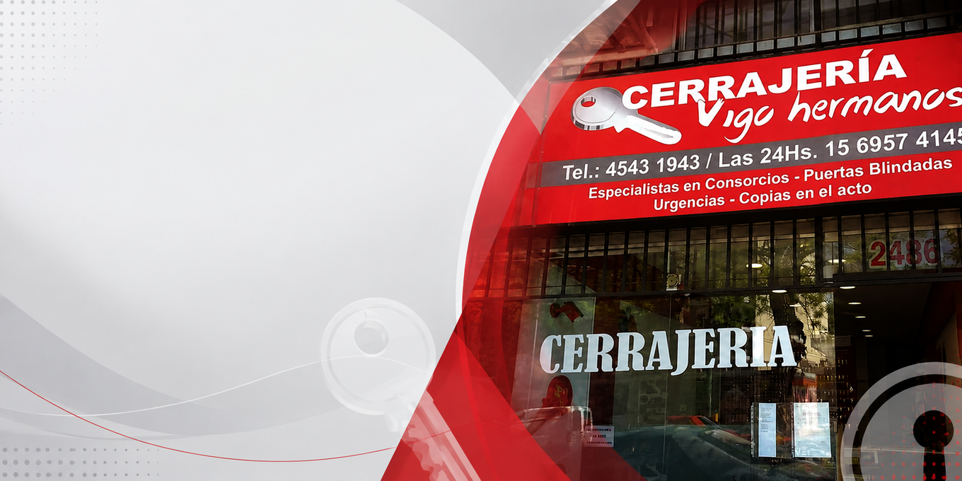 Fachada roja con un letrero que dice “CERRAJERIA” y texto blanco sobre un toldo rojo.