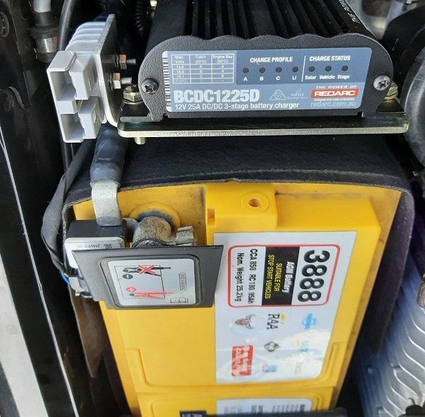 Redarc dual battery system with solar charger for a VW Amarok