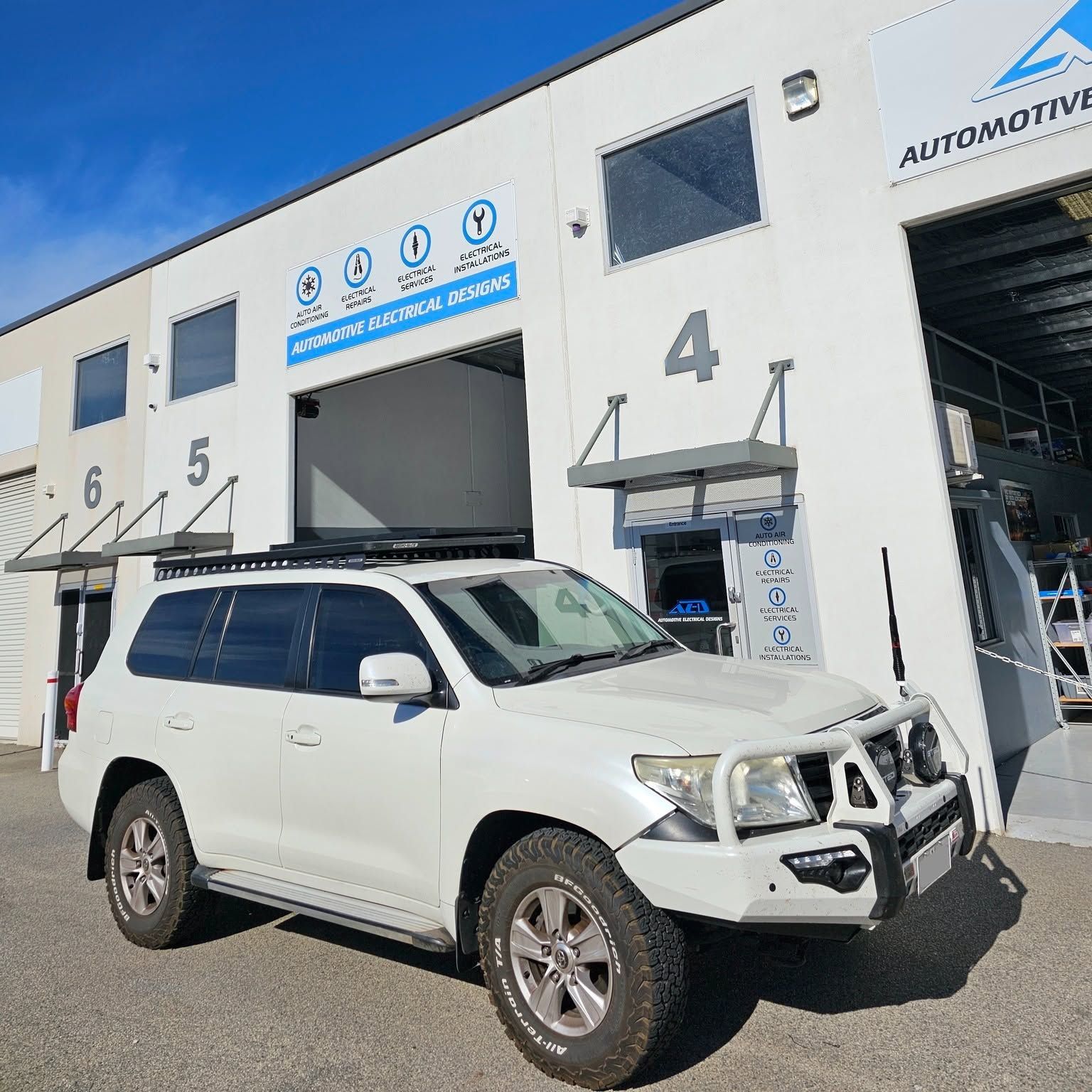 Roof-Mounted Solar Panel Installation for Off-Grid Touring