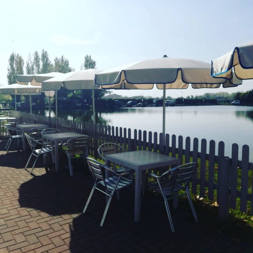 Tavoli vista lago