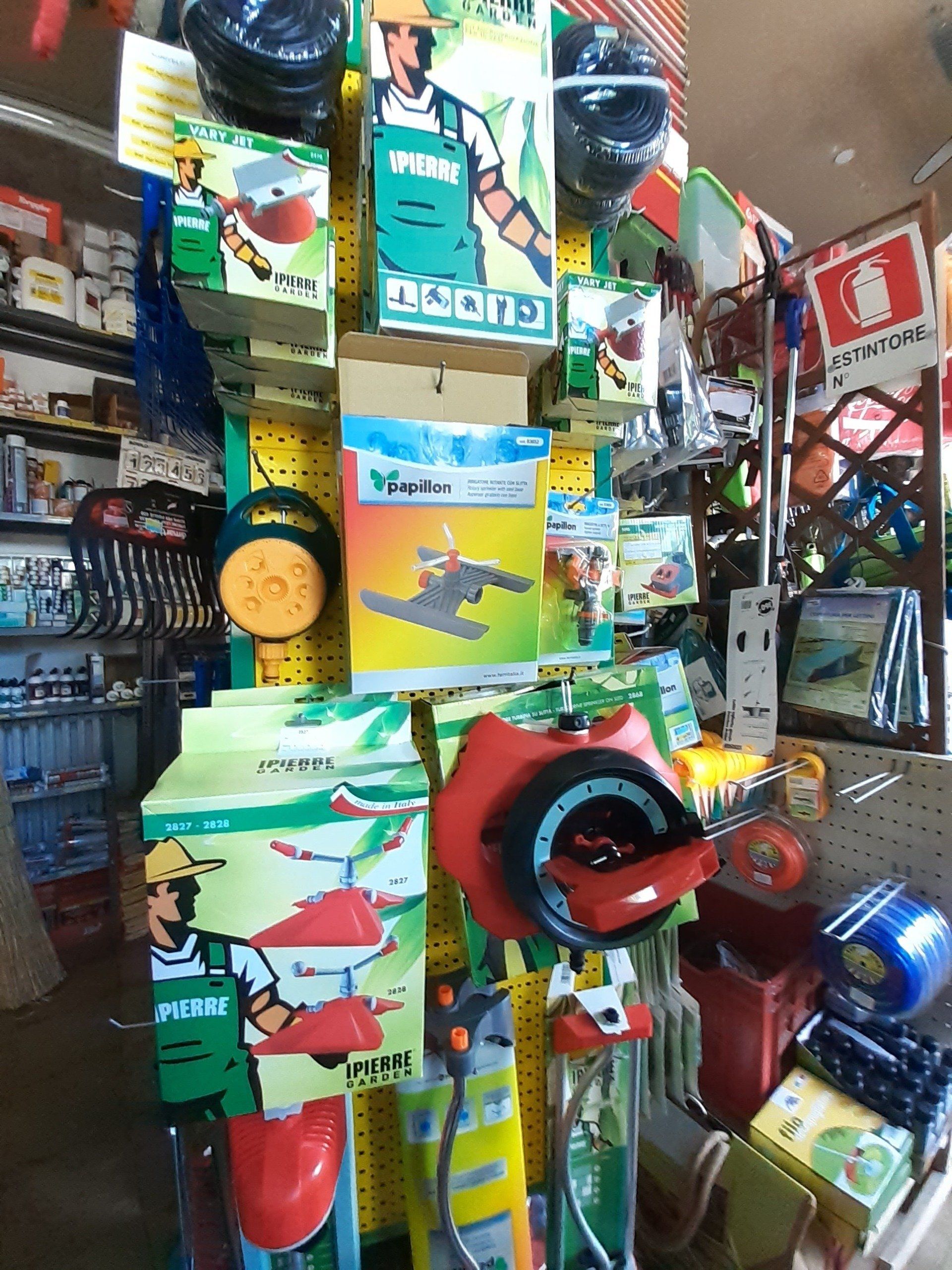 Una colorata parete di giocattoli per cani e accessori per animali domestici confezionati, esposta in un negozio.