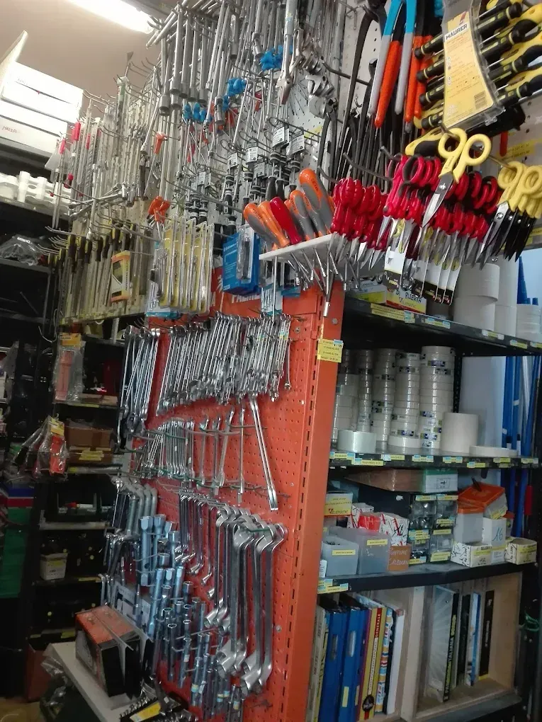 Dadi, bulloni e fascette colorate di vario tipo sono sparsi su un banco da lavoro.