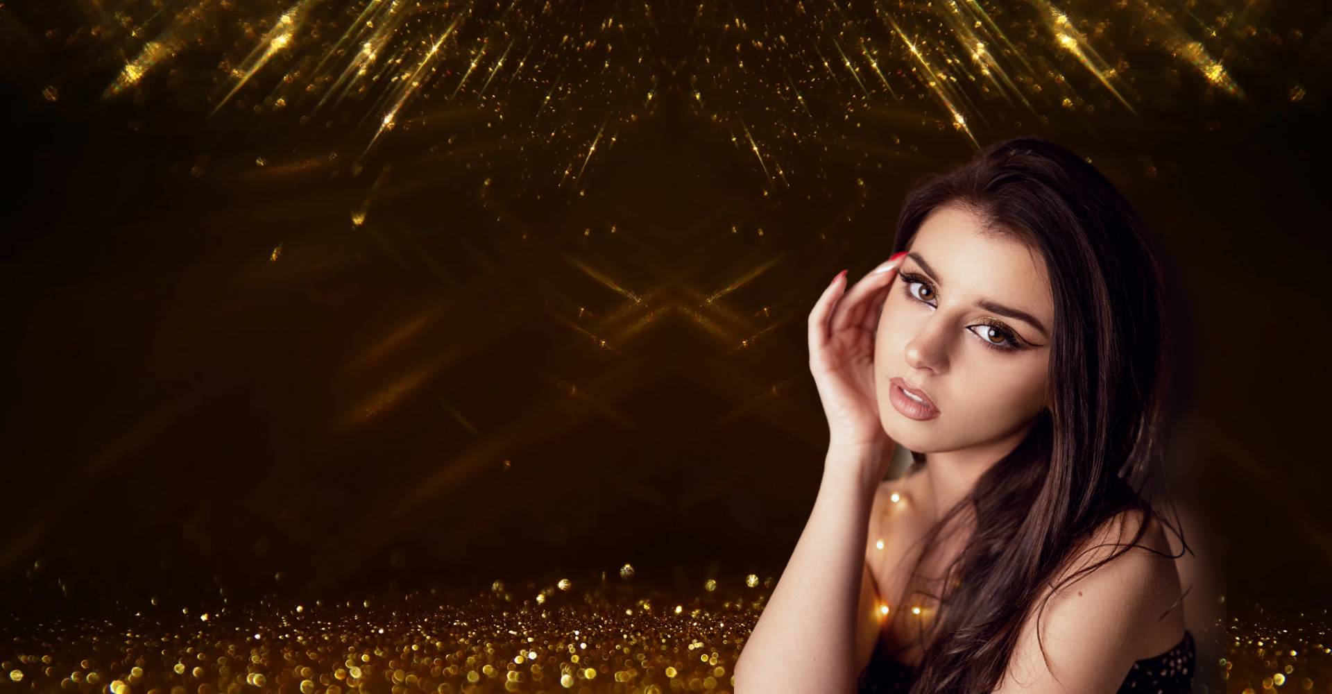 Eine Frau in einem schwarzen Kleid steht vor einem goldenen Hintergrund.