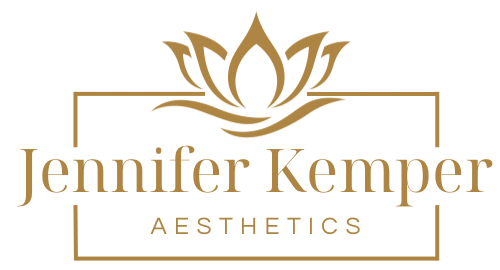 Das Logo von Jennifer Kemper Aesthetics zeigt eine Lotusblume.
