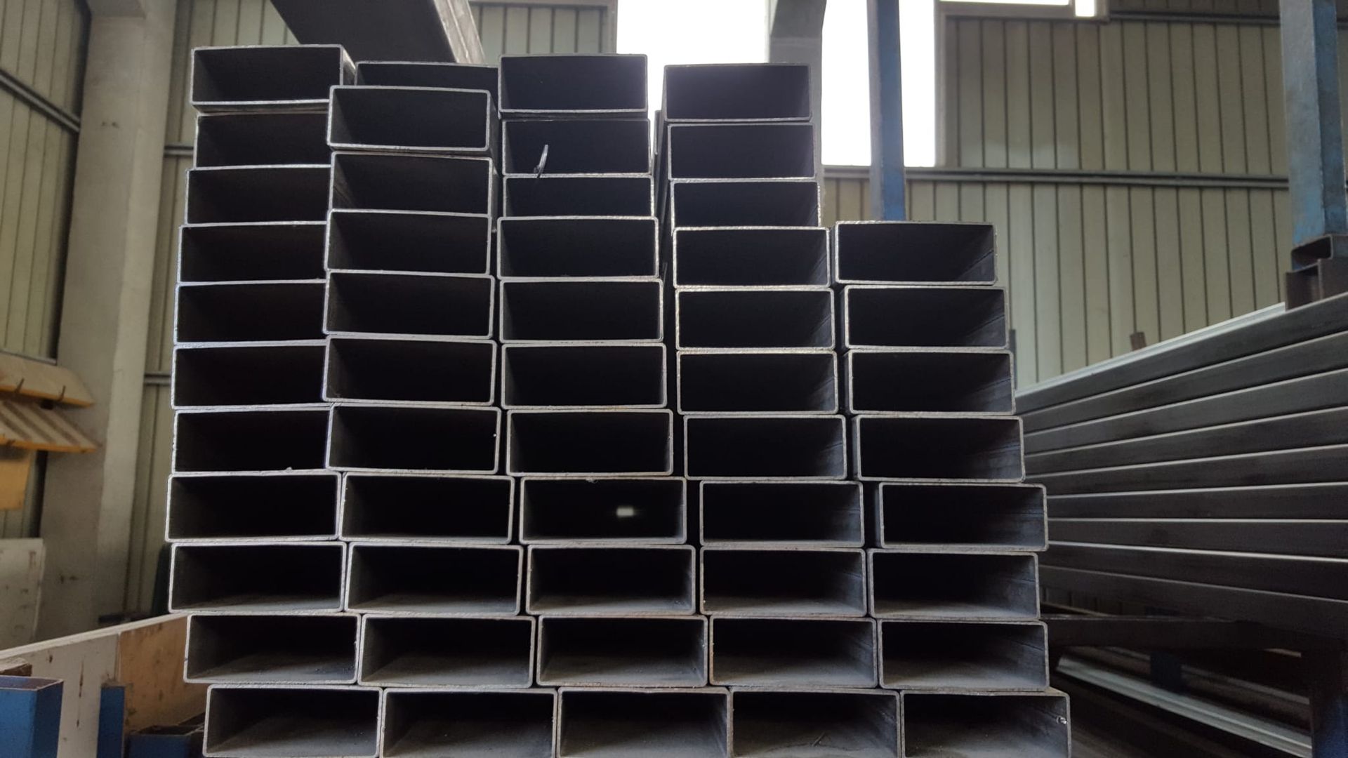Una pila di tubi metallici impilati uno sopra l'altro