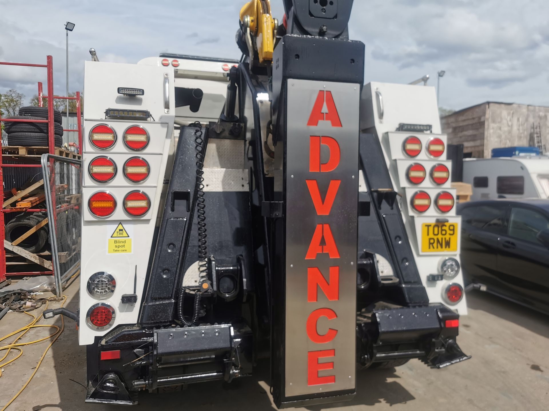 Emergency towing and breakdown service in London by Advance Vehicle Recovery