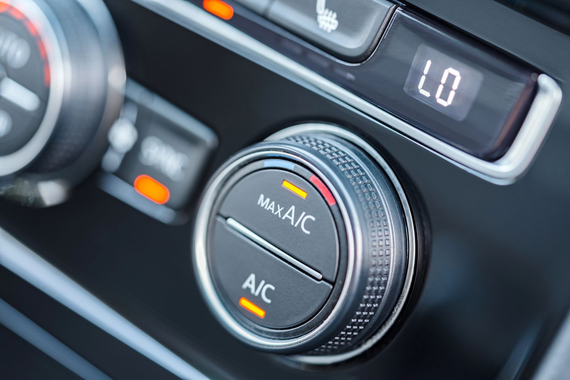 Primo piano del pannello di controllo del clima di un'auto