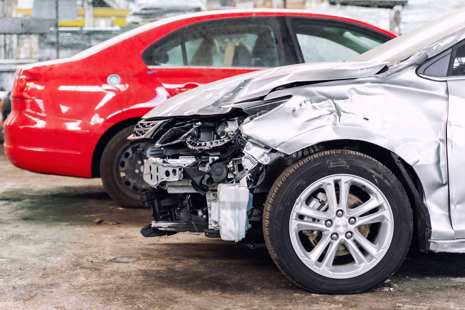 Un'auto color argento con gravi danni alla parte anteriore