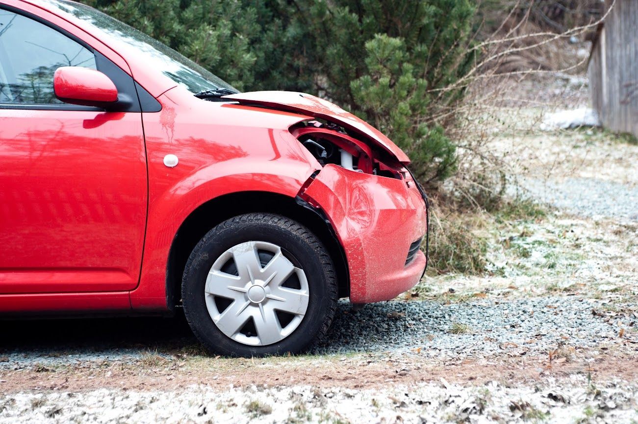 Auto rossa con danni