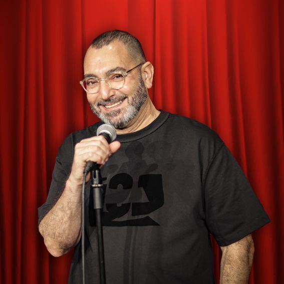 אורן זוזל בהופעת סטנדאפ עם מיקרופון