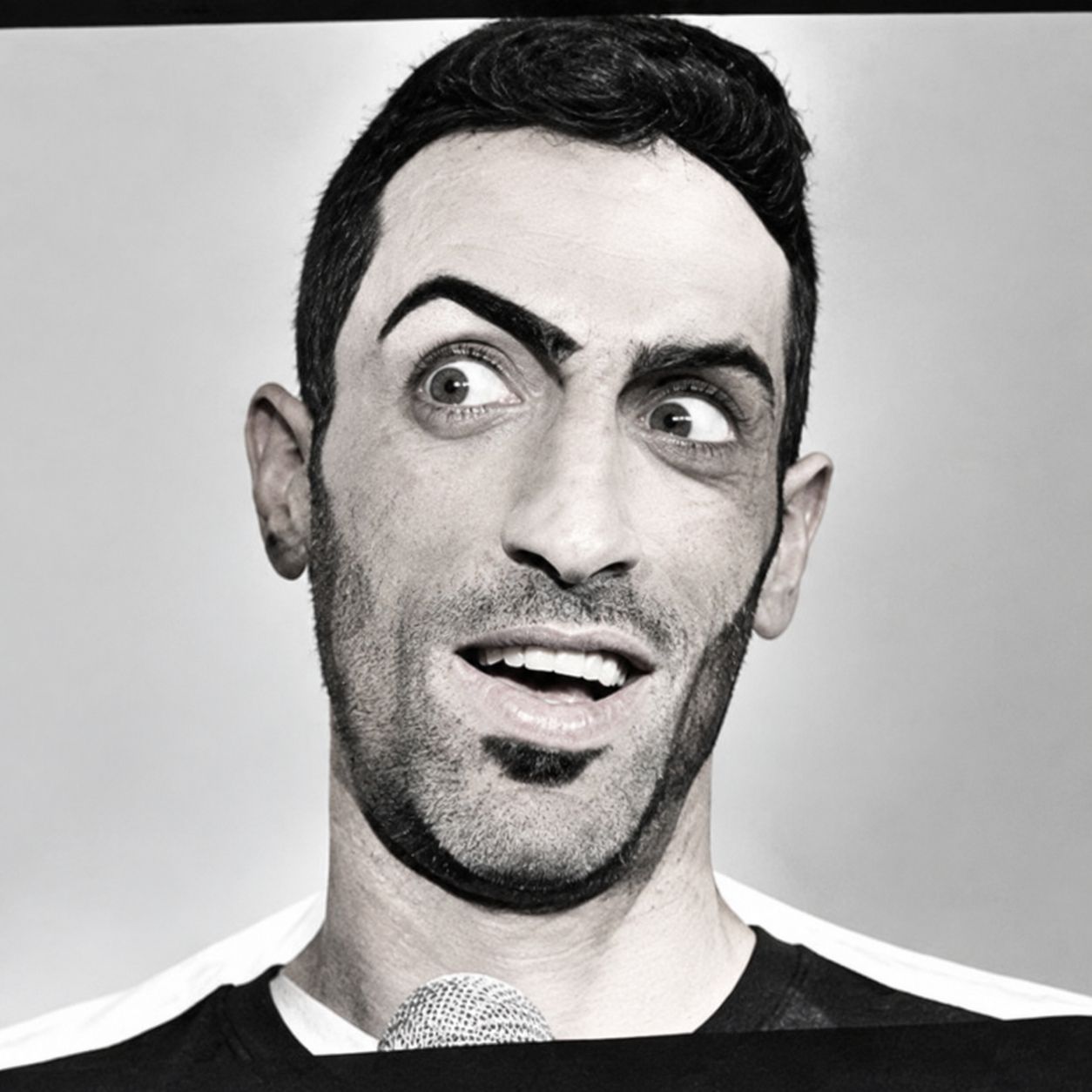 גיא לוי, סטנדאפיסט, בתצלום שחור לבן