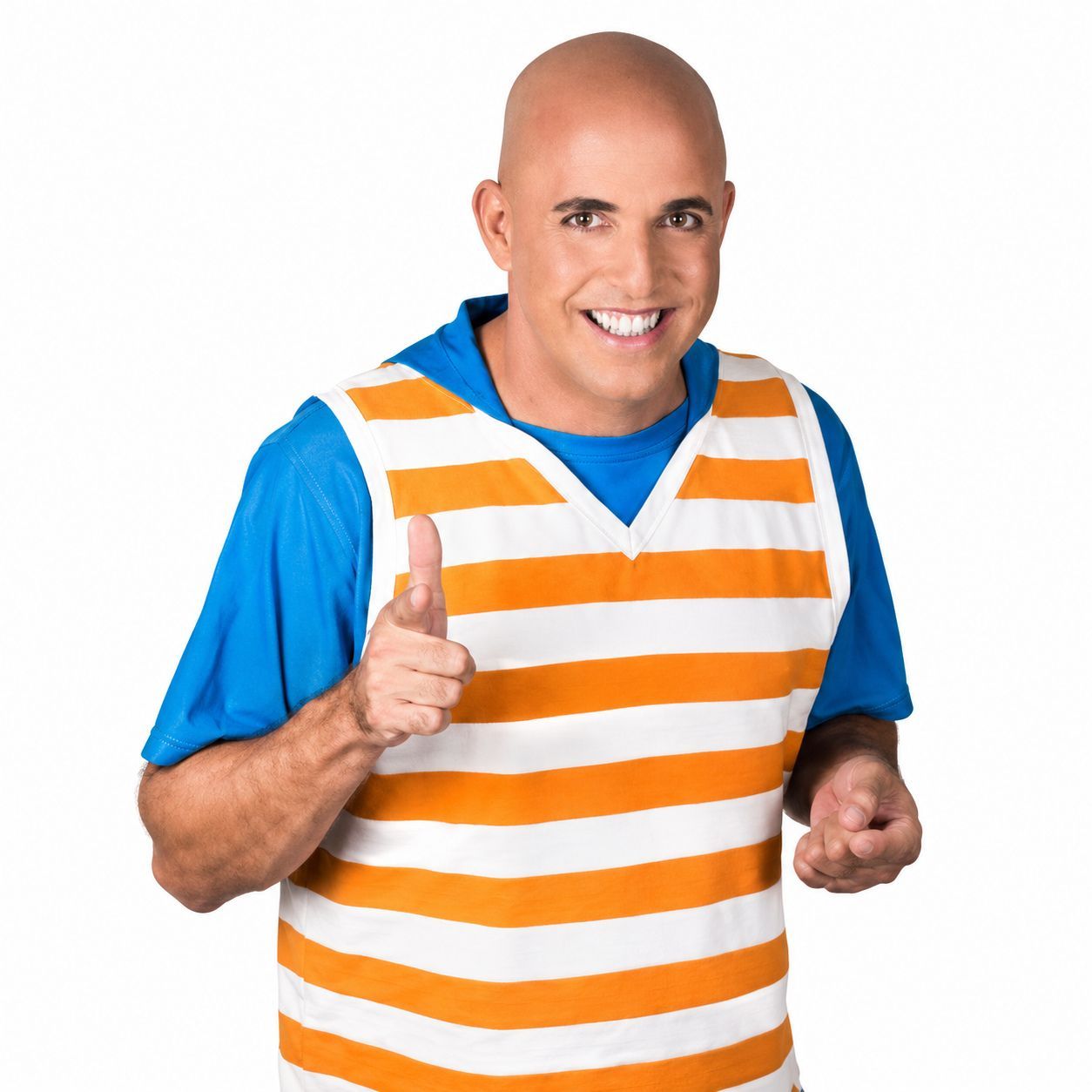 אדם מחייך בחולצה כחולה ובאפוד עם פסים כתומים, שמסמן באגודל למעלה