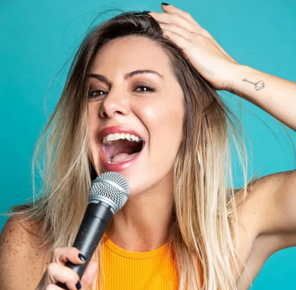 מורן אזערי עם מיקרופון