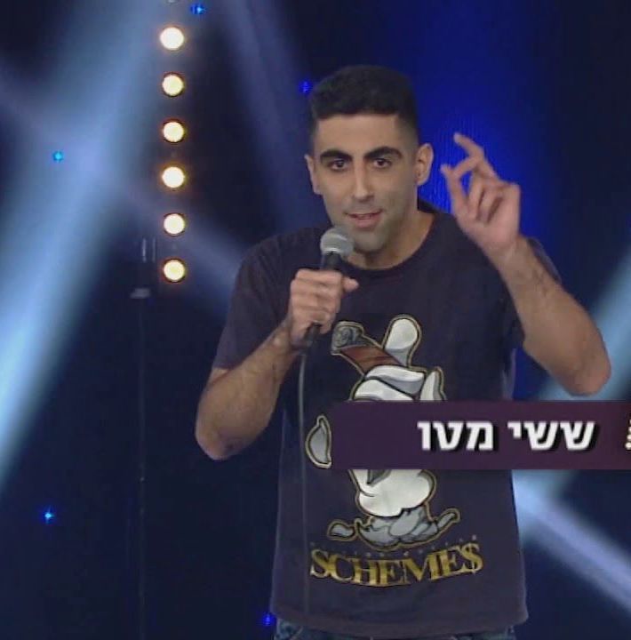 ששי מטו עם מיקרופון על במה