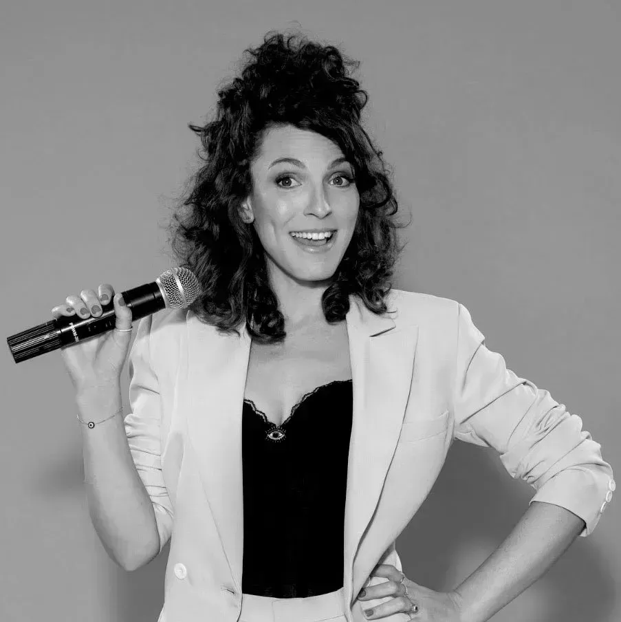 נגה ד'אנג'לי סטנדאפיסטית