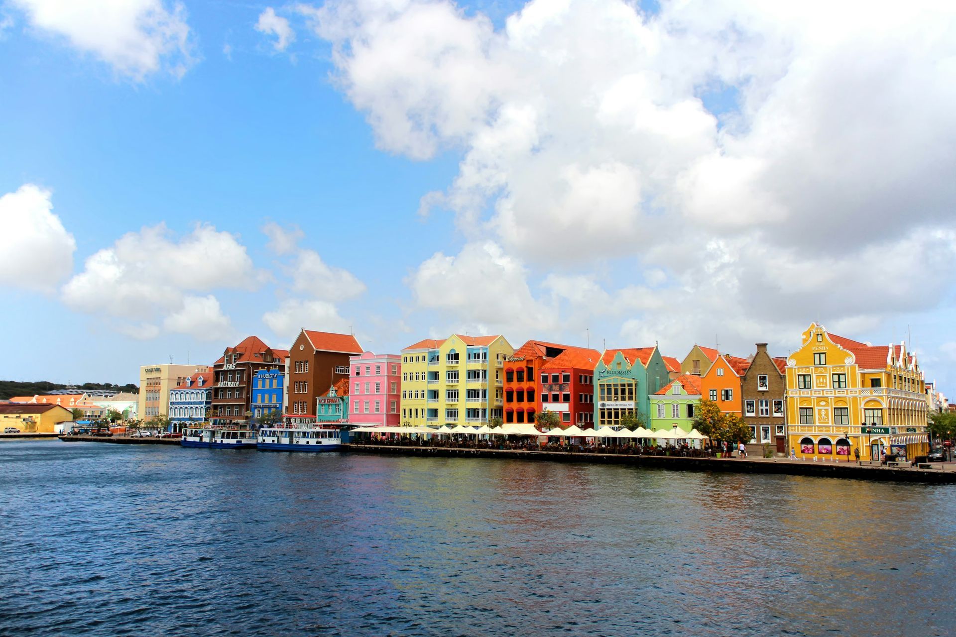 Kade op Curacao met iconische kleurrijke huizen