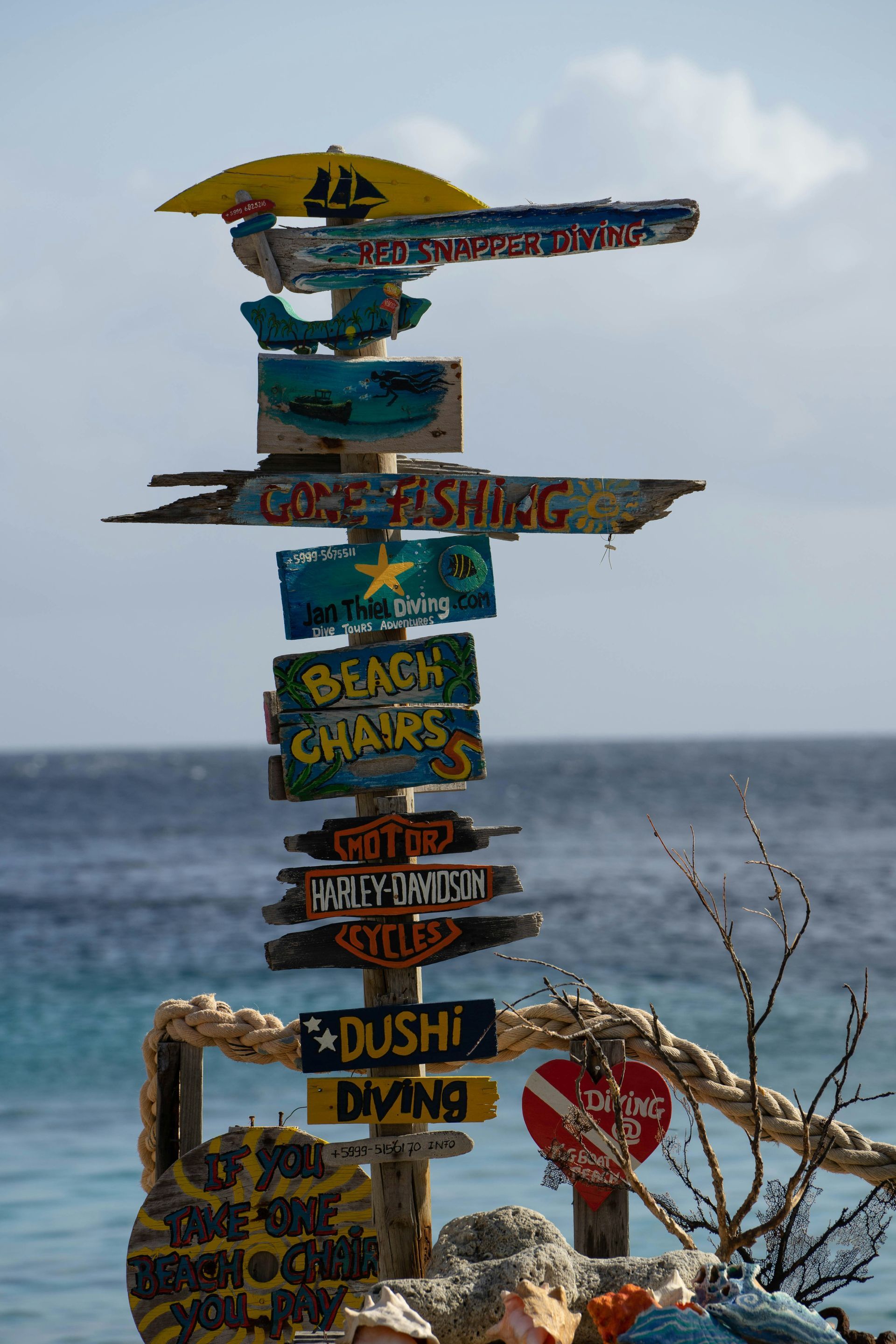 Wegwijs paal op Curacao in uitbundige kleuren