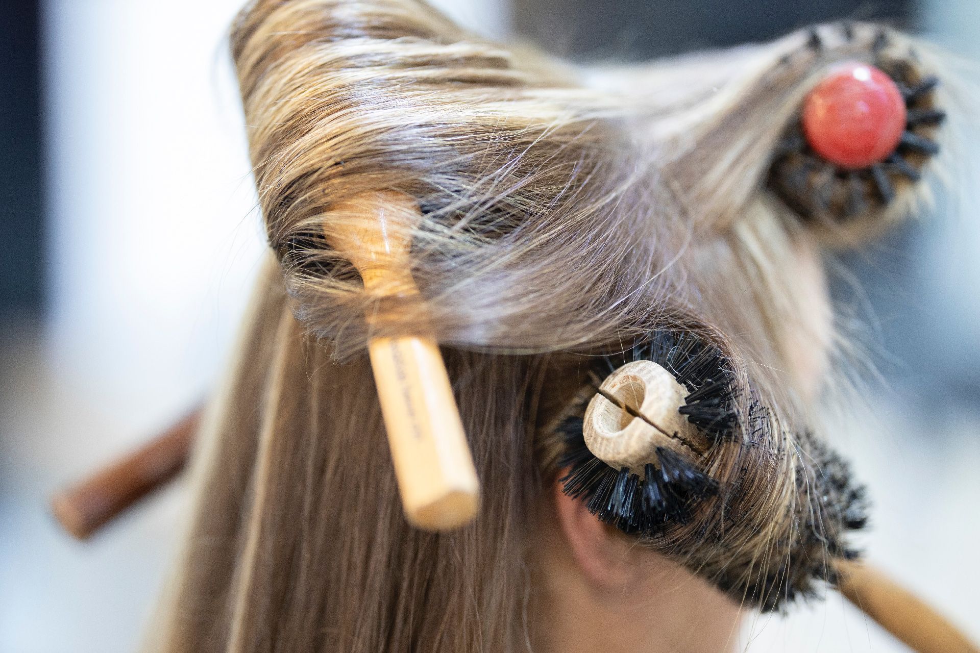 Cabello peinado con cepillos redondos.