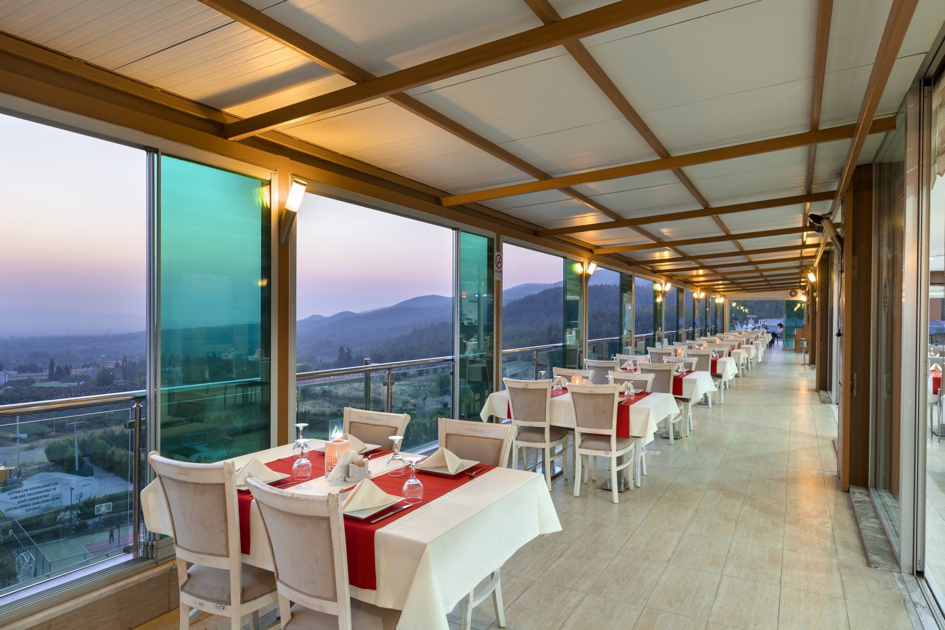 Ein Restaurant mit Tischen und Stühlen und Blick auf die Berge