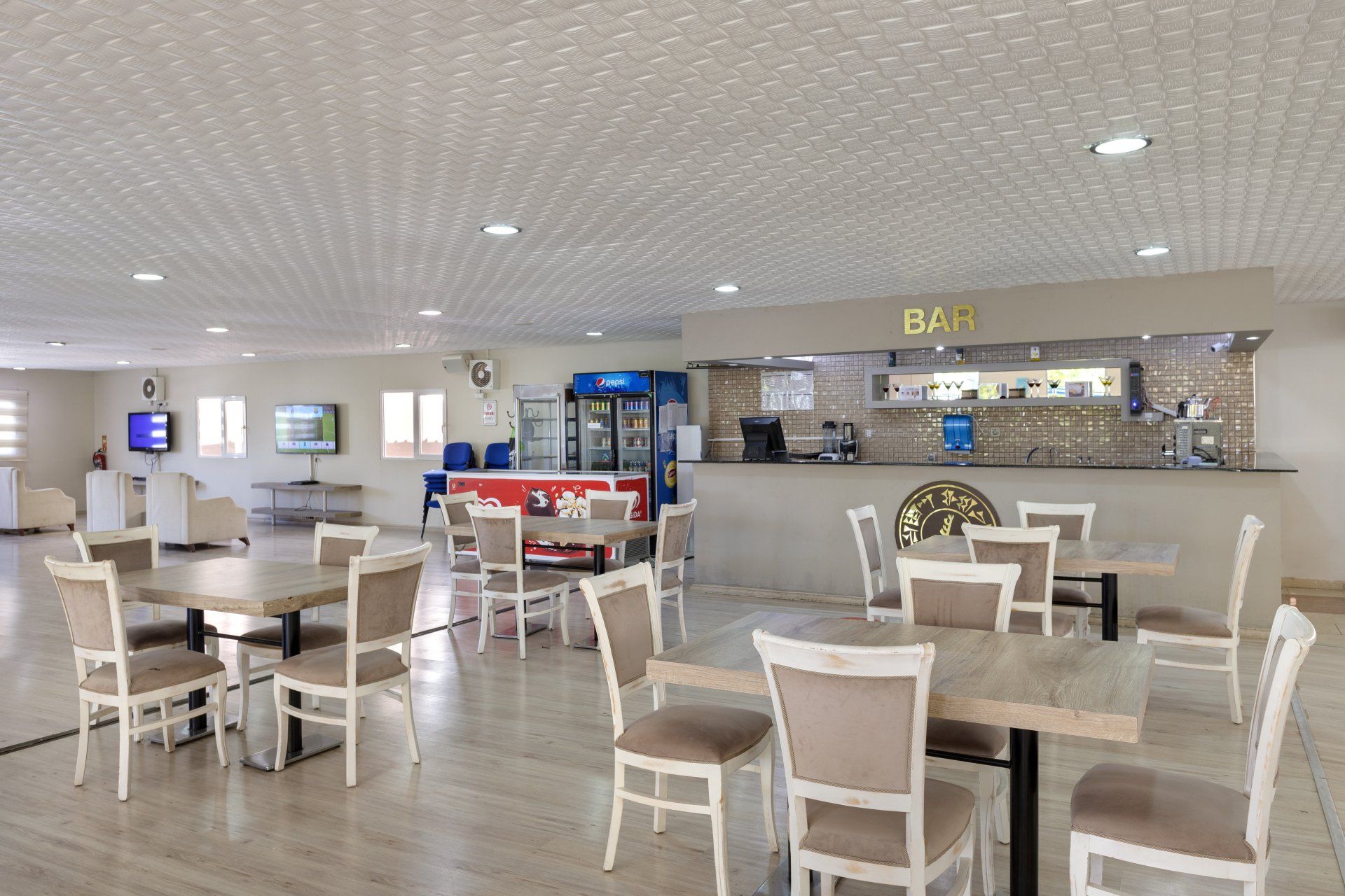 Ein Restaurant mit Tischen und Stühlen und einer Bar.