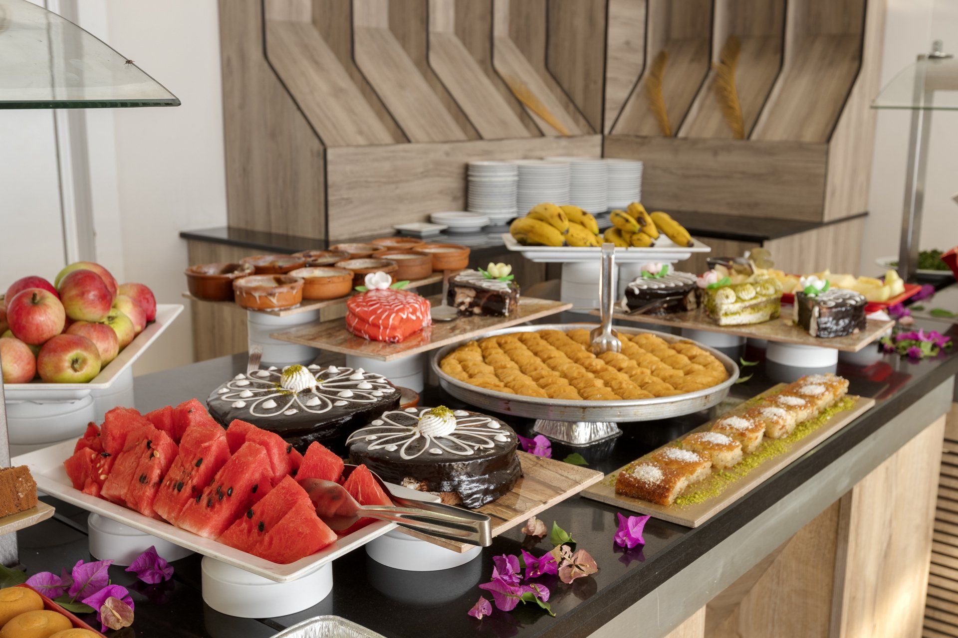 Ein Buffet mit verschiedenen Desserts und Früchten.